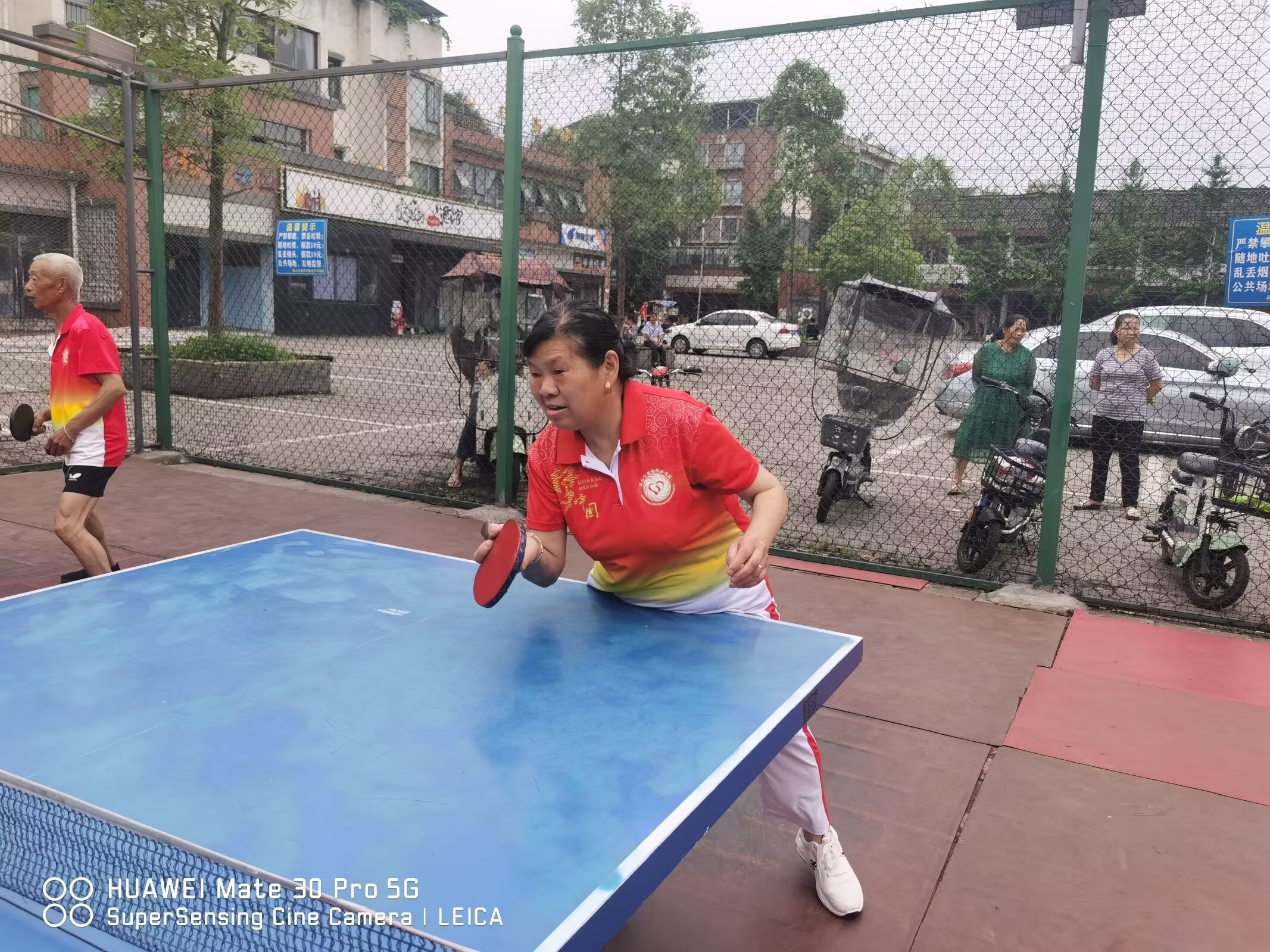 包含老鹰队球员参加义卖活动筹集善款支持慈善的词条